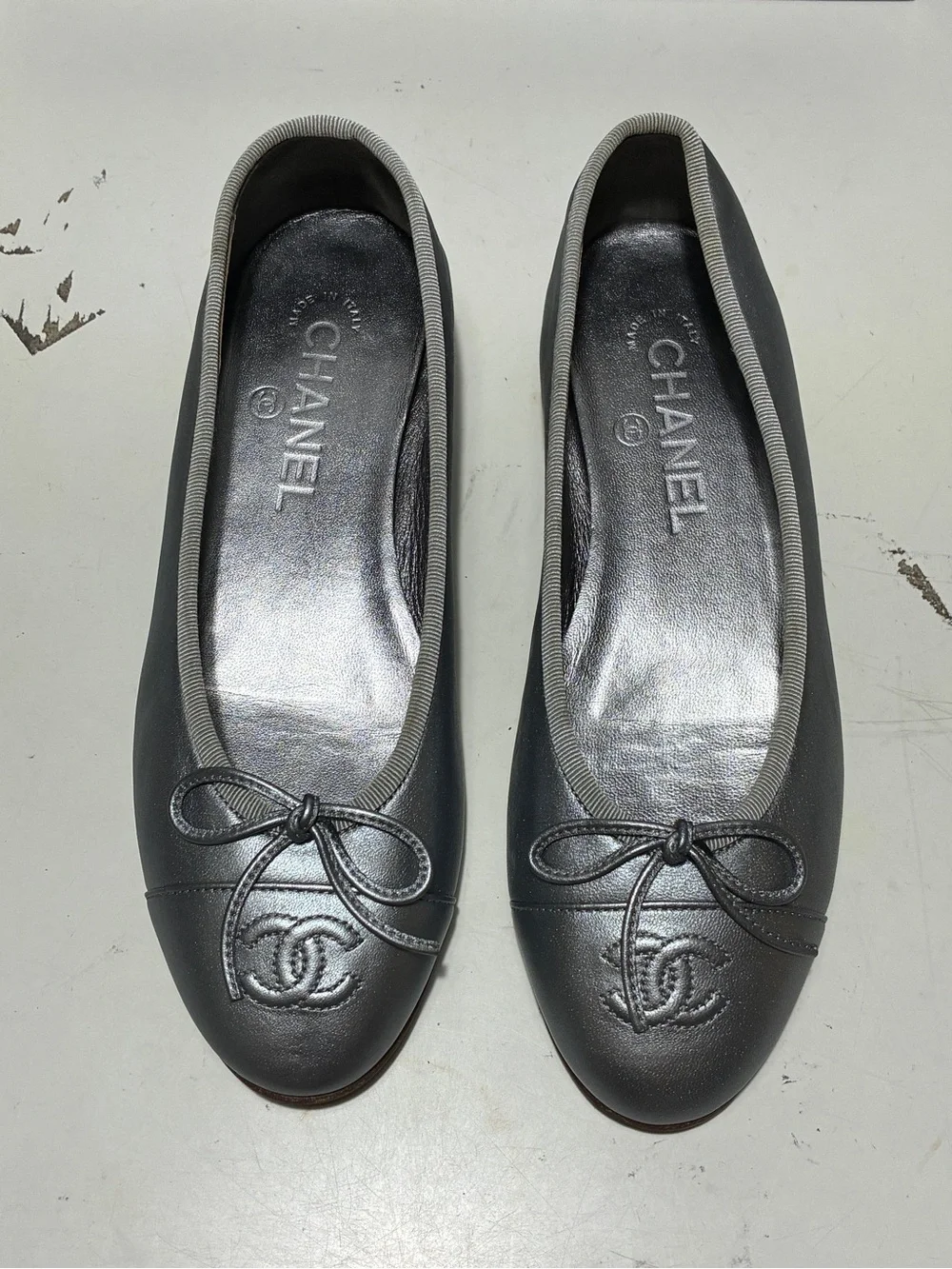 CHANEL Metallic Silver Leather CC Logo Ballet Flats